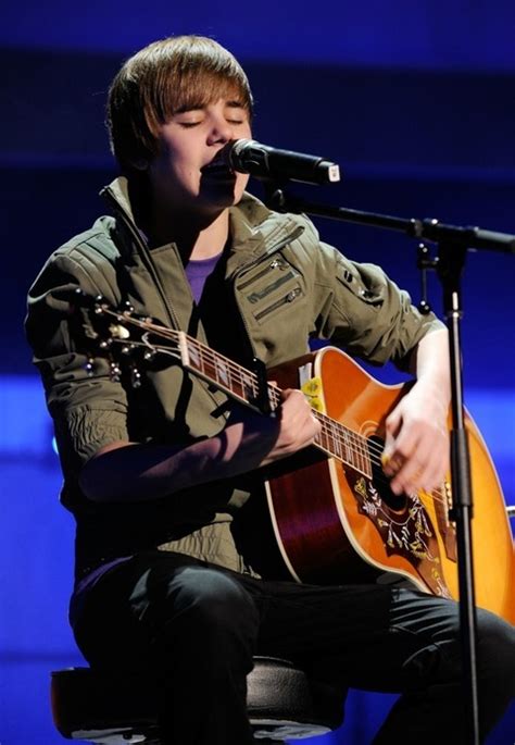 Justin Bieber And His Guitar Photo 1