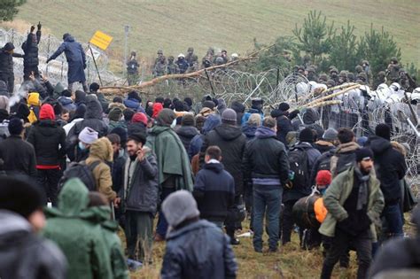 Confine Tra Polonia E Bielorussia Migliaia Di Persone In Marcia Verso