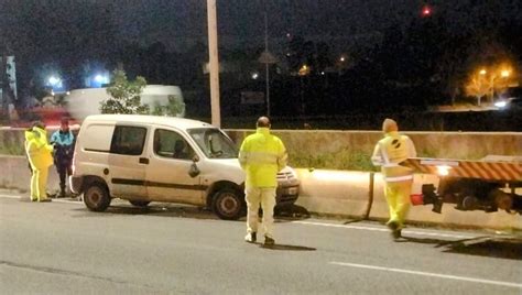 Campana Noticias Policías ayudaban a un automovilista y una camioneta