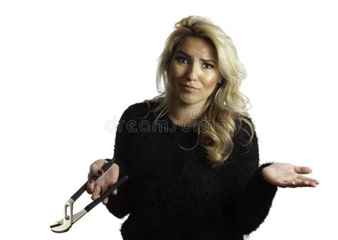 Fille Assez Blonde De Latina Confuse Par Des Pinces Qu Elle Se Tient Photo Stock Image Du