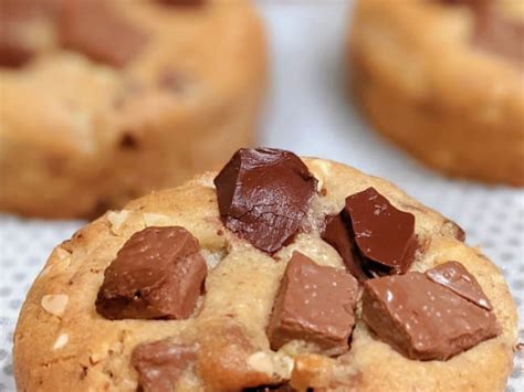 Maxi Cookies Chocolat Noir Et Pralin Avec Des Clats D Amandes