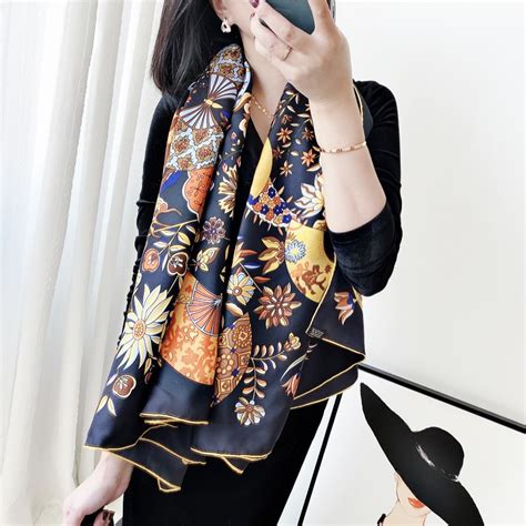 Pierres d Orient et d Occident Foulard en soie imprimé Floral 140cm