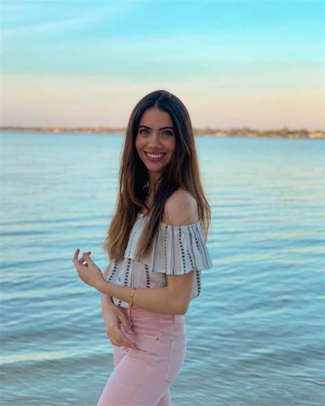 Hot Sexy Luana Carolina Bikini Pics