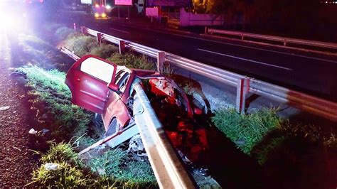 Accidente en Pénjamo Valla atraviesa auto y muere conductor hay tres