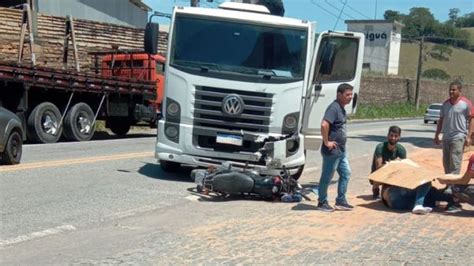 A Gazeta Motociclista fica ferido em acidente entre moto e caminhão