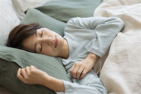 ぐっすり眠れる「プチ習慣」6つ。眠れないときは“ゴキブリ体操”が効く Esseonline（エッセ オンライン）