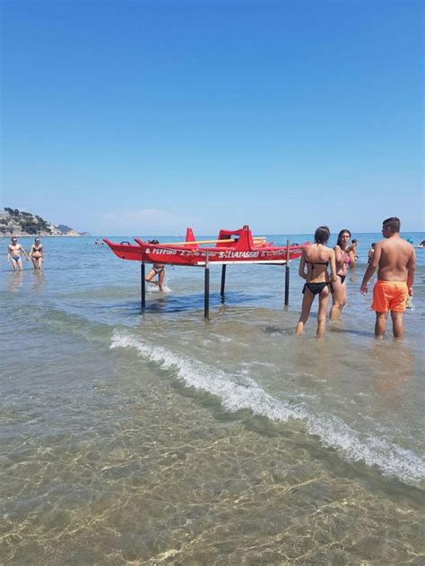 Sole E Caldo Spiagge Affollate Ad Alassio Gallery