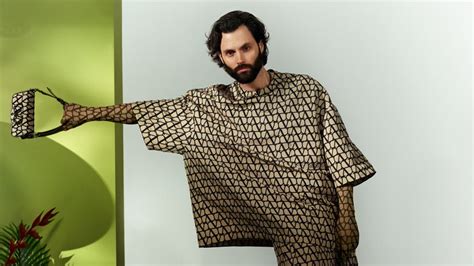 Il Progetto Maison Valentino Essentials Chiama Penn Badgley E Si