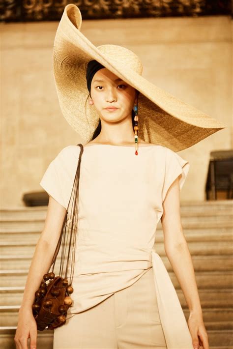 MŨ CÓI khổng lồ che nắng cho cả dòng họ của cô dâu Đan Mạch hóa ra đang là hot trend của giới