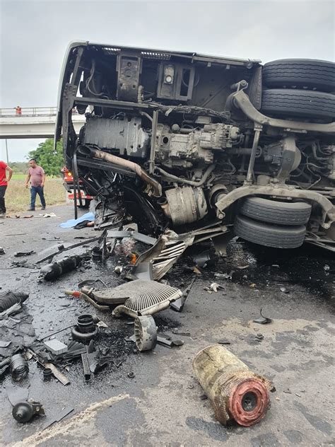 El Heraldo de Tuxpan Accidente de trailers y autobús deja un muerto y