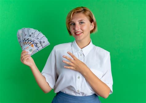 Jeune Fille Russe Blonde Souriante Détient De L argent Et Fait Quatre Gestes Avec Les Doigts