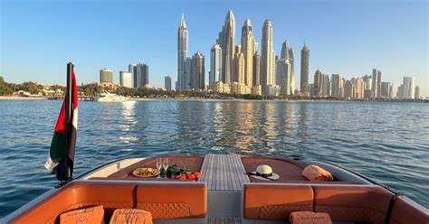 Dubai privétour op een jacht met zwemmen bij Palm Jumeirah GetYourGuide