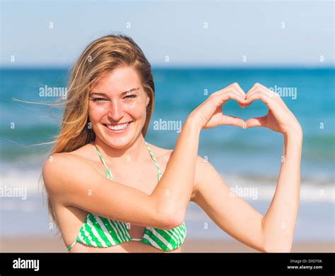 Alte frauen am strand bikini Fotos und Bildmaterial in hoher Auflösung Alamy
