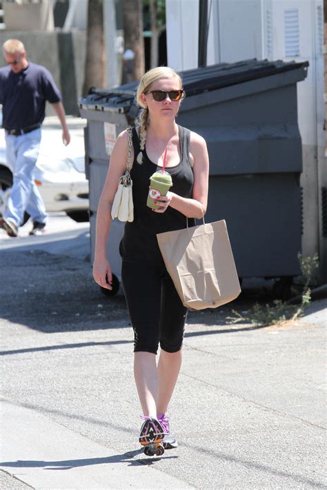 Kirsten Dunst Grabs Herself Green Smoothie Iz0Dw4DLndOx ImageTwist