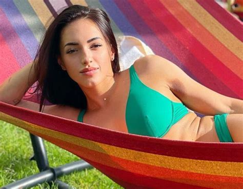 8 Hot Sexy Larisa Iordache Bikini Pics