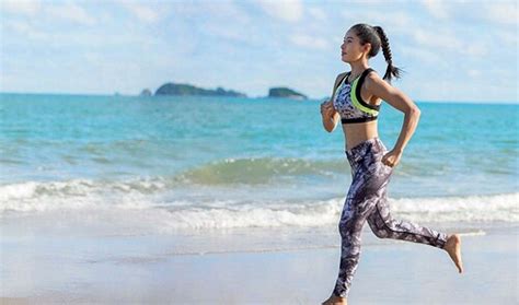 The Benefits Of BAREFOOT RUNNING - Women's Fitness | Everand