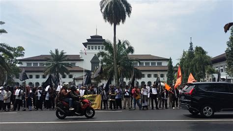 Gelar Aksi Di Gedung Sate Bandung Umat Muslim Serukan Solidaritas Bela