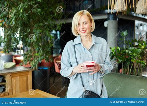 Belle Femme Blonde Se Relaxer Au Bar Et Boire Un Cocktail Femme Amusement Photo Stock Image