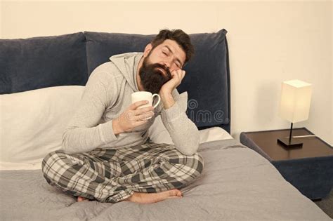 El Buen Gay Comienza De La Taza De Caf El Caf Afecta Al Cuerpo Inconformista Hermoso Del