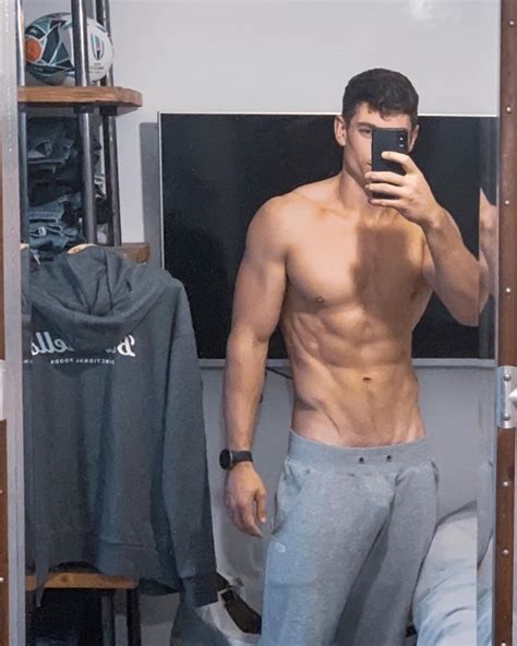 Too Hot To Handle S David Shocks Followers With Huge Bulge As He Poses For Mirror Selfie The