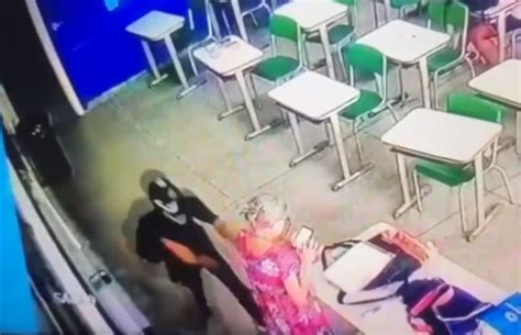 Aluno que matou professora toma 3 pontos na testa após se ferir na