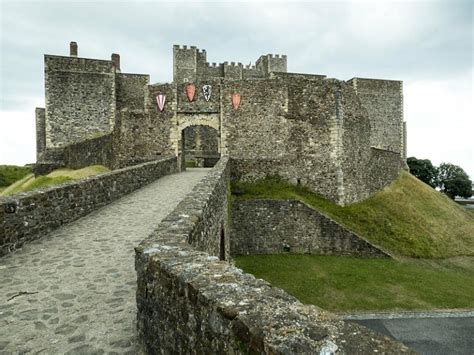 Parts of a Medieval Castle: The Barbican - Medieval Britain