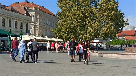 Foto Na Dan Grada Lijepo Vrijeme Izmamilo Tuzlake Na Ulice