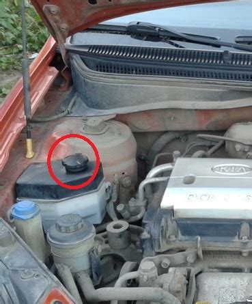 Снятие и установка расширительного бачка системы охлаждения Kia Rio II ...