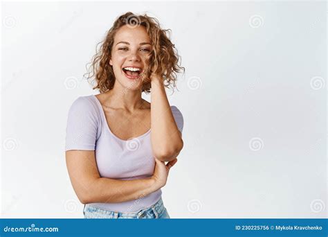 Femme Blonde Insouciante Jouant Avec Ses Cheveux Riant Et Souriant Heureuse Debout Sur Fond