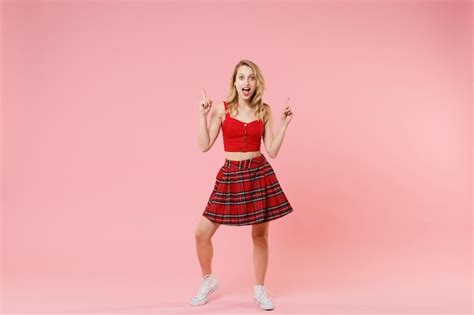 Fille Excit E Jeune Femme Blonde En V Tements Sexy Rouges Posant Isol Sur Le Portrait En Studio