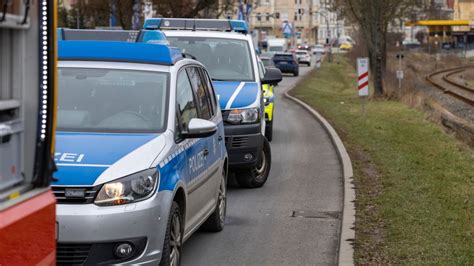 Mann Wird Von Zug Erfasst Und Lebensbedrohlich Verletzt