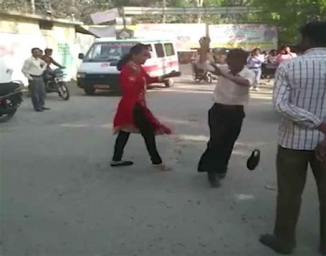 Women Beating A Man For Eve Teasing छेड़छाड़ के आरोप में महिला ने सरेआम की मनचले की पिटाई