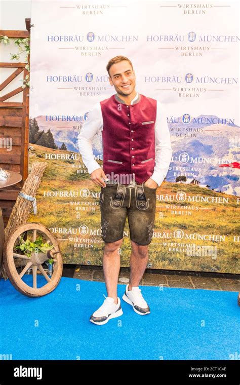 Tisch Wiesn Hofbräu München Wirtshaus Berlin Fass Anstich