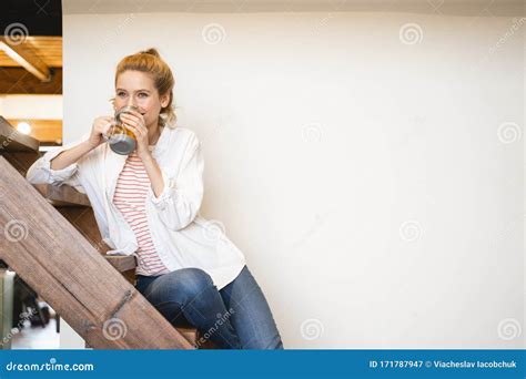 Positive Ravie Blonde Femme Boire Son Thé Image stock Image du reste maison 171787947