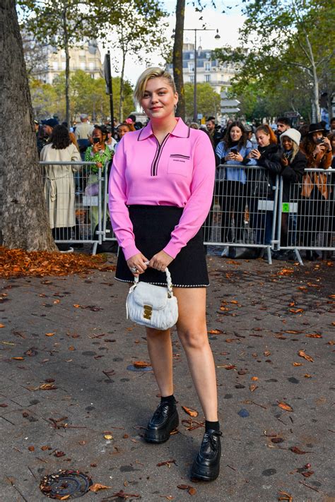 Photo Louane Emera Arrive Au D Fil De Mode Miu Miu Lors De La