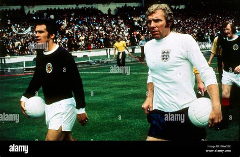 Bobby moore england captain hi-res stock photography and images - Alamy