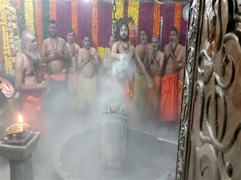 Priests Perform Bhasma Aarti At Mahakaleshwar Temple In Ujjain On Second Monday Of Sawan