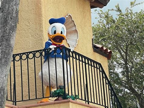 PHOTOS: Donald and Daisy Duck Greet Guests From New Location at Disney's Hollywood Studios - WDW ...