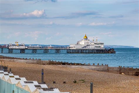 Eastbourne Beach and Pier editorial photo. Image of structure - 149739371