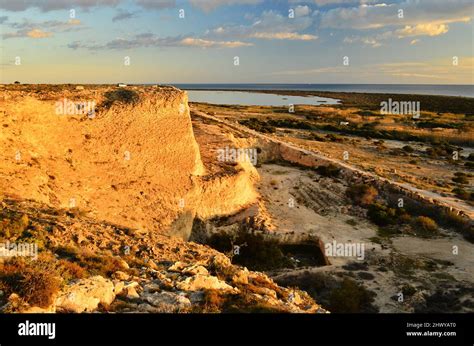 Paisaje árido de la Zona Natural Punta Entinas Sabinar situada en la