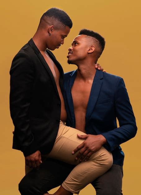 Vista Frontal Hombres Negros Gay Posando Foto Gratis