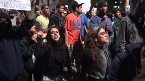 Manifestantes e grupos partidários batem boca durante manifestação em