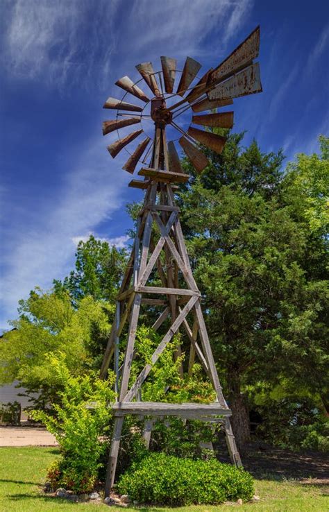 Beautiful Old Windmill On An Oklahoma Farm Stock Image Image Of Scenic Green 185517995