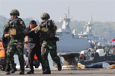 FOTO Simulasi Penanggulangan Terorisme Di Koarmada II Kopaska Beraksi