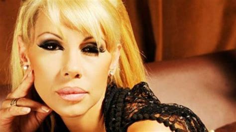 Mónica Farro muy hot con su novio en la cama