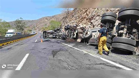 VUELCA Y SE INCENDIA PIPA CARGADA DE COMBUSTIBLE Diario De Nayarit