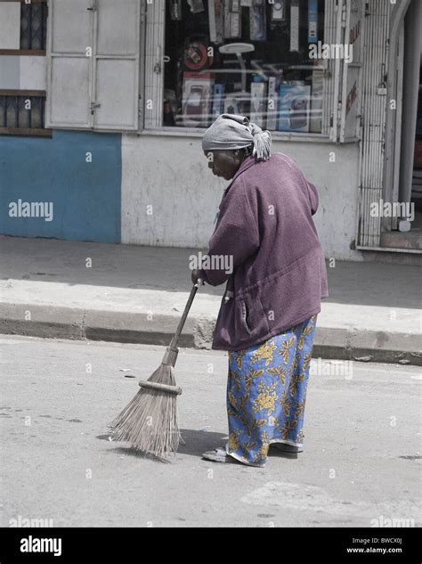 Une Vieille Femme Africaine Balaie La Rue à Arusha Tanzanie Photo