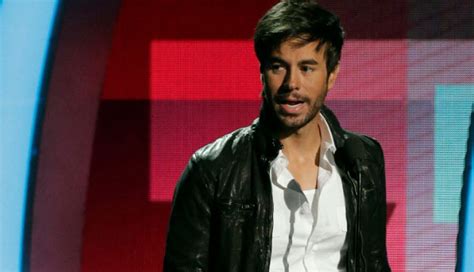 Enrique Iglesias Celebra Los Datos De Reproducciones De Duele El