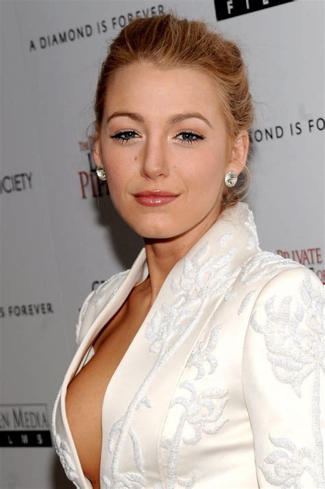 Nude Girls Stars Blake Lively Boobs Tastic Cleavage Full On At The Premiere Of Her Movie The