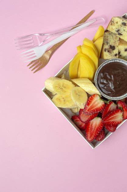 Caixa De Frutas Com Chocolate Pronto Para Comer Para Levar Morangos Manga Banana Kiwi